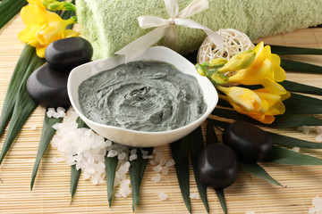 Composition with cosmetic clay for spa treatments,