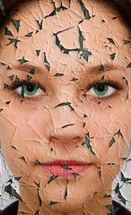 Gesicht mit Falten und Risse