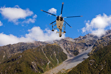 Naklejka na ściany i meble Helikopter ratunkowy latać nad górskim pustkowiu