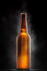 Fotobehang Bier Koud bierflesje met druppels, vorst en damp op zwart