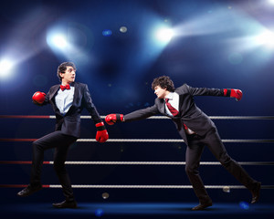 Fototapeta na wymiar Dwóch młodych biznesmen boks