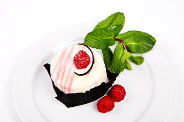 Small cake with rasberry and mint
