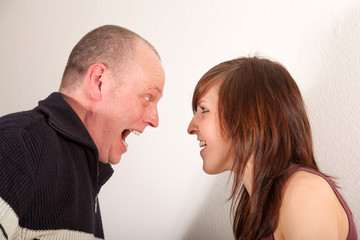 Vater und Tochter streiten sich