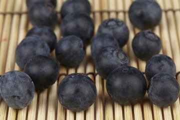 Heidelbeeren auf Strohmatte