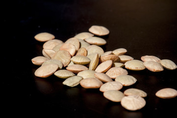 Alblinsen auf schwarz nah