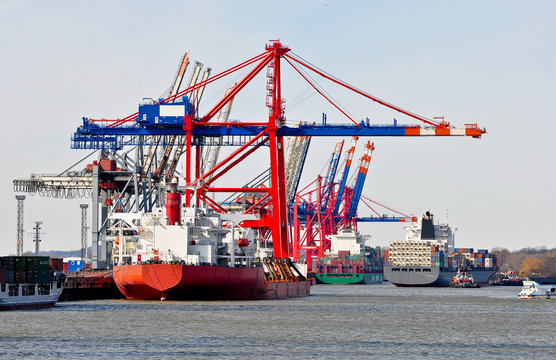 Frachtschiff beim beladen im Hamburger Hafen