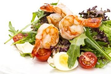 Тигровые креветки с сыром, яйцом и овощами