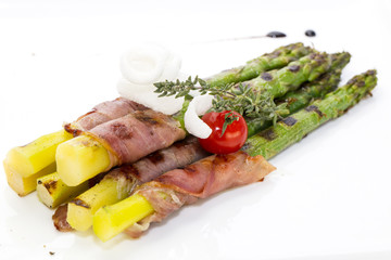 Спаржа с беконом , при готовленная на гриле