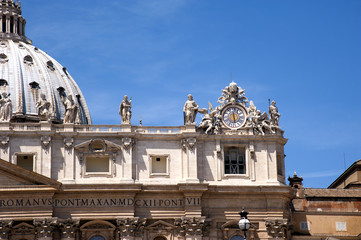 Rom Uhr am Petersdom Detail