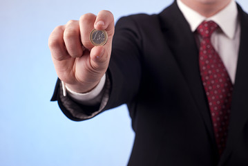 Moneta Euro trzymana w palcach przez mężczyznę - obrazy, fototapety, plakaty