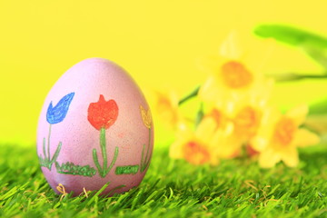Osterei mit Blumenmotiv