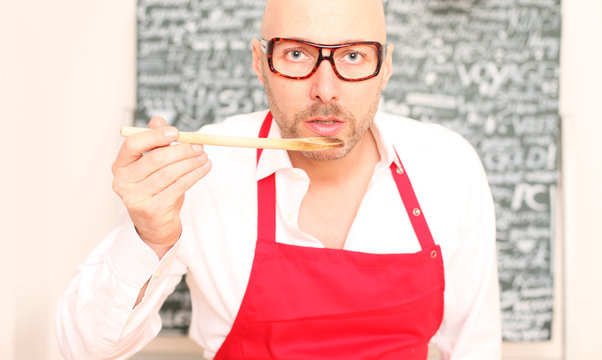 mann beim kochen