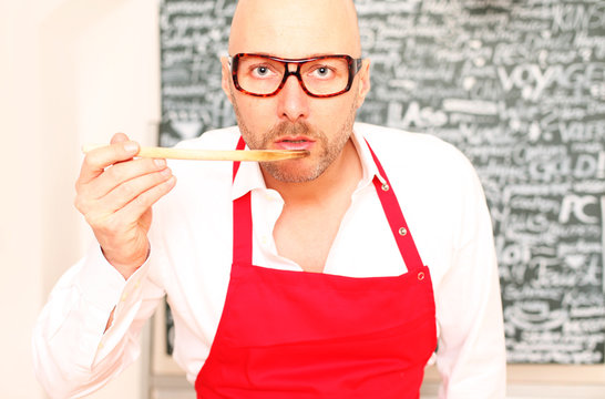 mann &acute;beim kochen