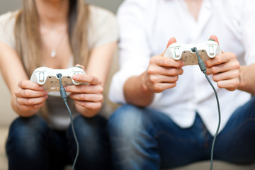 Couple playing at videogames © Minerva Studio