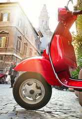 Roter Retrolook Motorroller in Rom - Roter Roller in Rom
