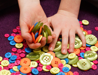 hand mit knöpfen
