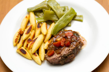 Lammkeule mit Schupfnudeln und Bohnen