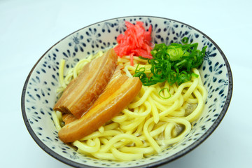 沖縄伝統料理の三枚肉そば