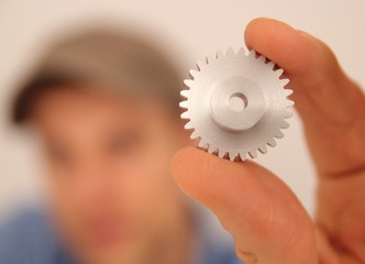 Techniker zeigt gefertigtes Zahnrad