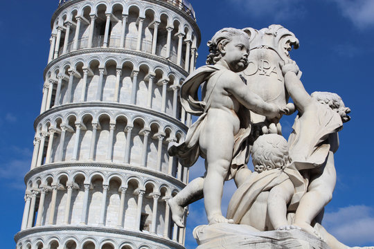Pise, la Tour et une sculpture, toscane