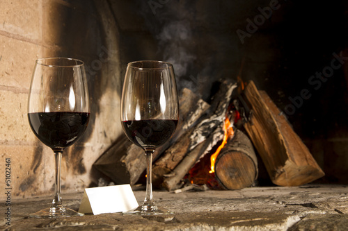 Copas de vino tinto con chimenea y fuego de fondo." fotos de ...
