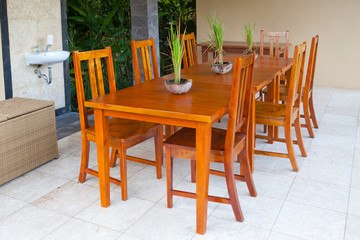 Fototapeta na wymiar Drewniany stół i krzesła