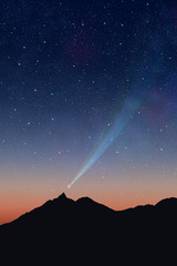 彗星と山
