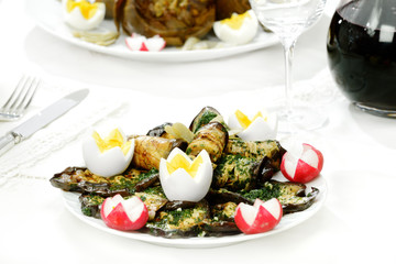 Piatto di melanzane grigliate decorato