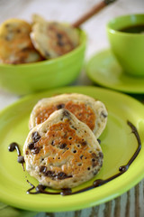 Hefepfannkuchen mit Schokonuggets und Soße