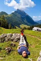 Wanderer relaxt bei Wanderung in den Bergen