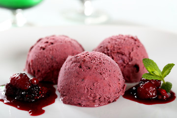 gelato  frutti di bosco con frutta sciroppata su piatto