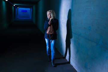 Frau im Tunnel hat Angst - obrazy, fototapety, plakaty