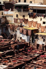 Fototapeta na wymiar Stare zbiorniki garbarni Fez jest z farbą koloru skór