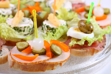 Lecker, lustig, bunt: Kaltes Buffet mit Partyhäppchen