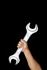 レンチを持つ、黒バック