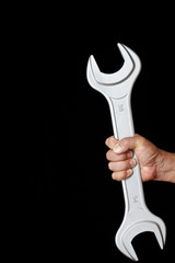 レンチを持つ、黒バック