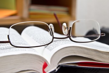 Lesebrille auf Buch