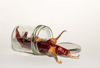 Peperoni im umgefallenen Glas