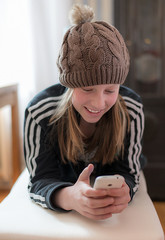 Teenager mit Smartphone