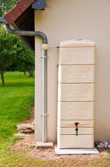 Réservoir récupérateur d'eau de pluie, citerne pour l'arrosage écologique en été dans le jardin d'une maison, économie d'eau et sècheresse