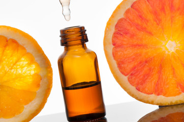 Essential oil with orange_Olio essenziale con fetta di arancio - 51037804
