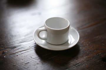 tazzina di caffè vuota su tavolo di legno