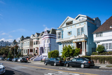 Fototapeta na wymiar Wiktoriańskie domy w San Francisco