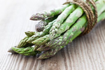 Grüner Spargel gebunden