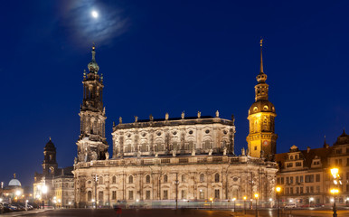 Fototapeta na wymiar Nigt scene with castle in Dresden