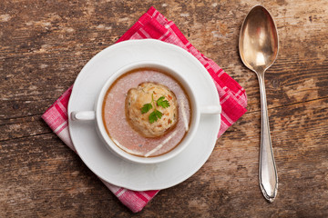 Speckknödel in Brühe