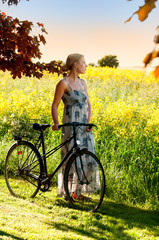 Frau mit Fahrrad im Frühling © Almgren