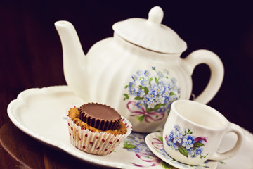 Cupcake with a note and tea