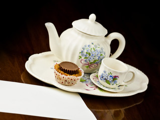 Cupcake with a note and tea