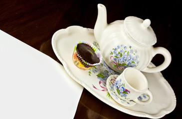 Cupcake with a note and tea